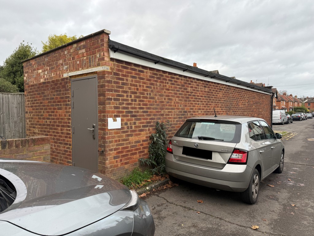 Lot: 186 - SPACIOUS DOUBLE GARAGE AND DRIVEWAY CLOSE TO TOWN CENTRE - Rear elevation and access
